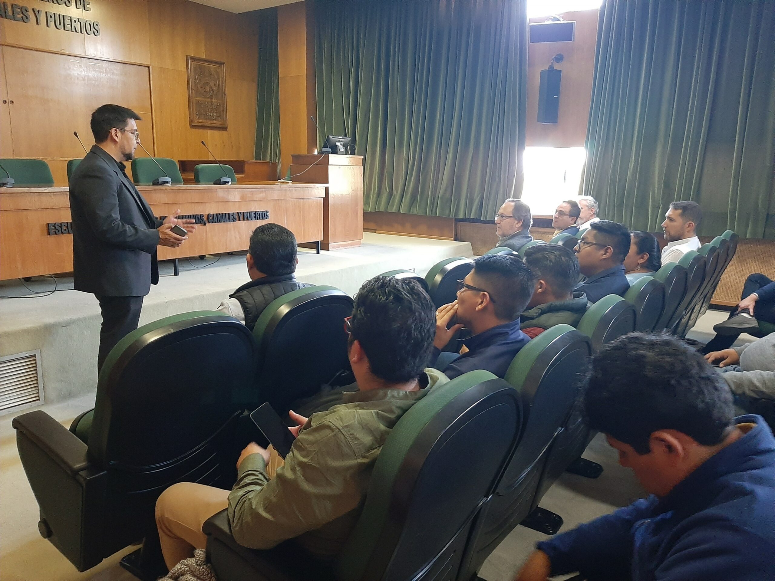 Una delegación del Ministerio de Medio Ambiente y Agua de Bolivia, y CAF-Bolivia, visitan la Escuela de Caminos para conocer sobre la Seguridad en las Presas.
