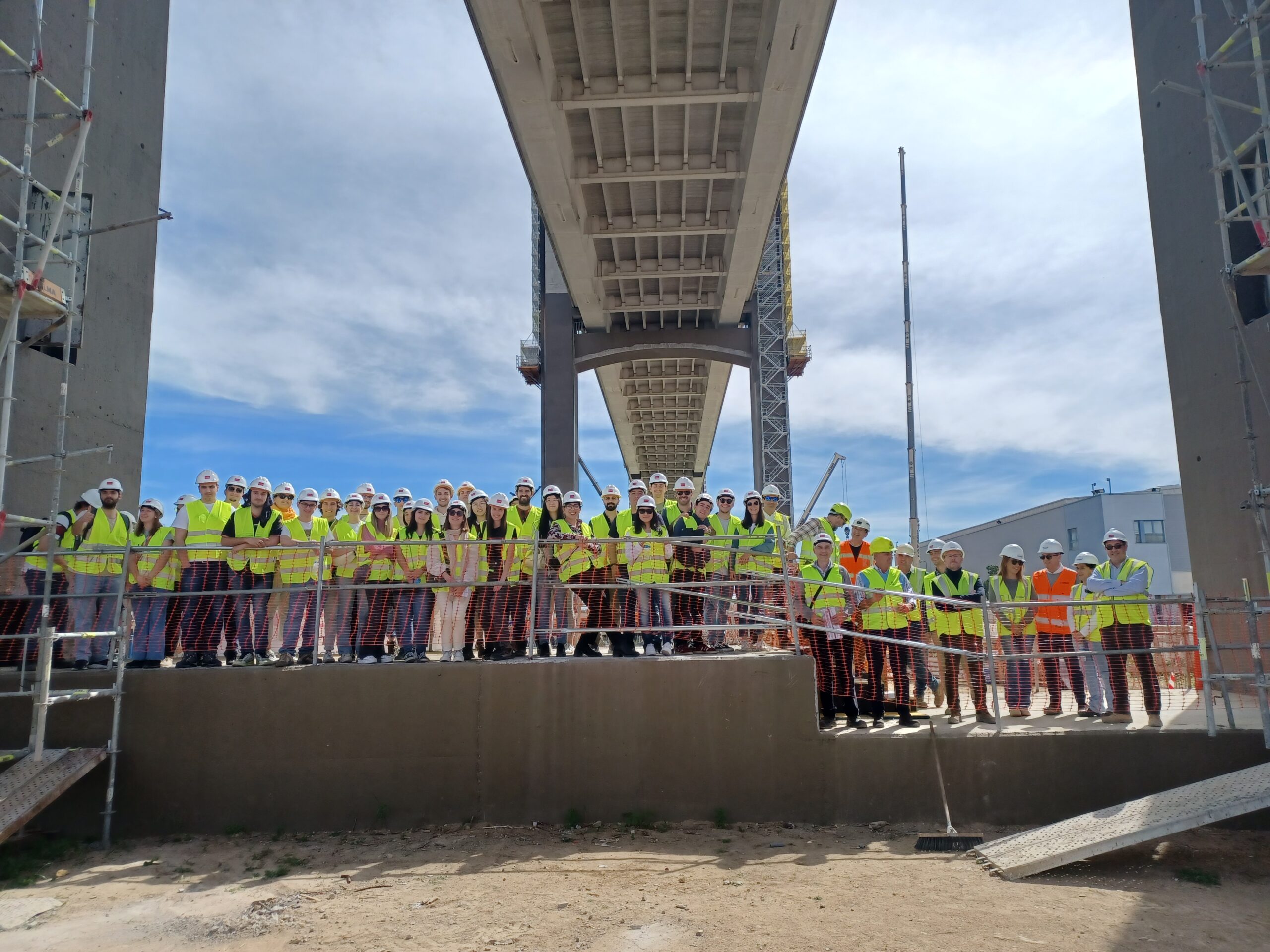 Estudiantes de Ingeniería visitan la renovación en curso del emblemático Puente del Centenario en Sevilla